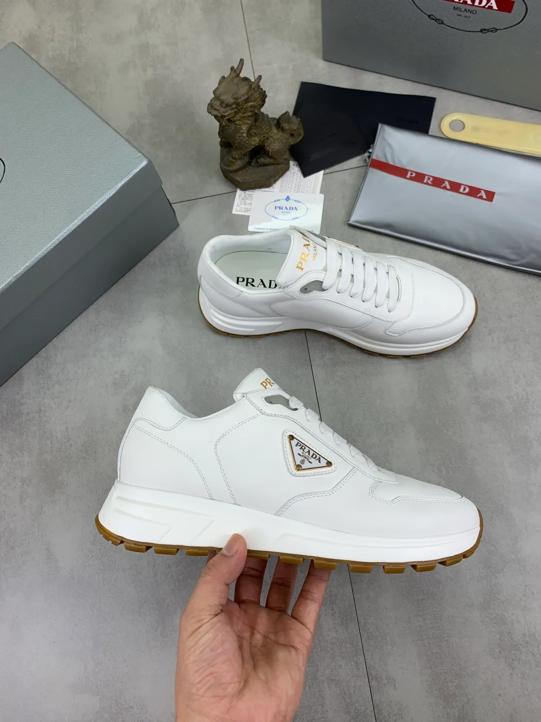 Men's shoes 💰P540 new (higher version) new PRADA (Prada) classic models are on the market at the same time, new men's shoes, 😘fabrics are selected from original imported calfskin. First layer of imported cowhide lining. The original version is awesome! 👍🏿Original open-molded non-slip PU outsole, with exquisite lines, simple and elegant, super comfortable and classy on foot, suitable for leisure travel. Code number: 38-45 (46 customized) 4️⃣ colors available